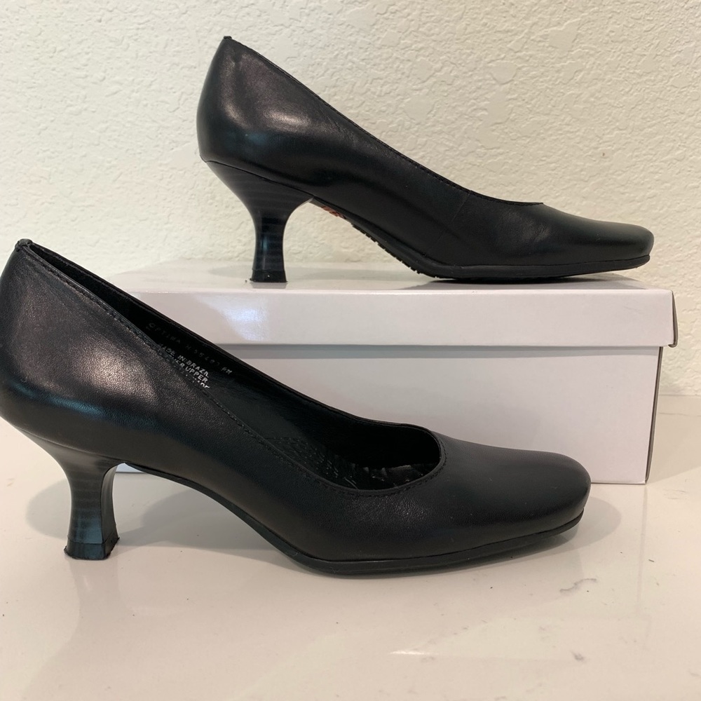 Hush Puppies black leather pumps. WMS gently used